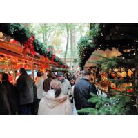 4743_0286 Marktbesucher auf einem Weihnachtsmarkt zur Adventszeit in Hamburg. | 